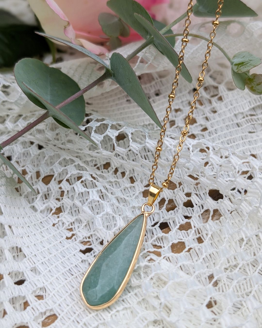 Collier Aveline — Pendentif Goutte Allongée en Pierre Naturelle et Chaîne Fine en Acier Inoxydable Doré