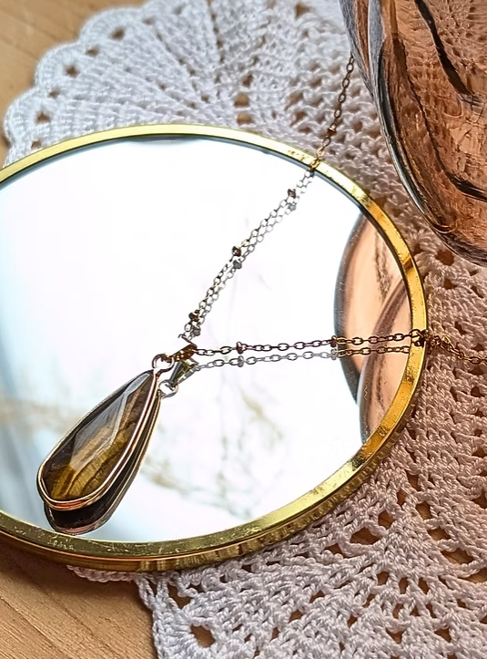 Collier Aveline — Pendentif Goutte Allongée en Pierre Naturelle et Chaîne Fine en Acier Inoxydable Doré