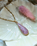 Collier Aveline — Pendentif Goutte Allongée en Pierre Naturelle et Chaîne Fine en Acier Inoxydable Doré