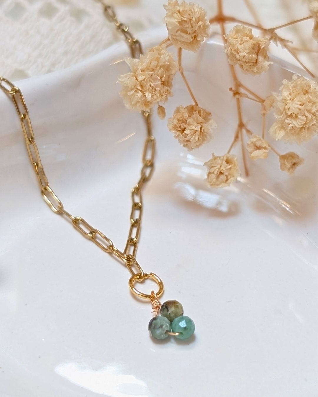 Collier Bertille — Chaîne à Maillons et Grappe de Pierres Naturelles en Acier Inoxydable Doré