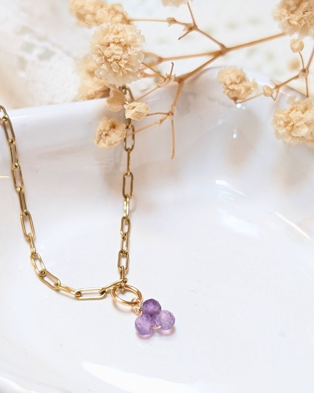 Collier Bertille — Chaîne à Maillons et Grappe de Pierres Naturelles en Acier Inoxydable Doré