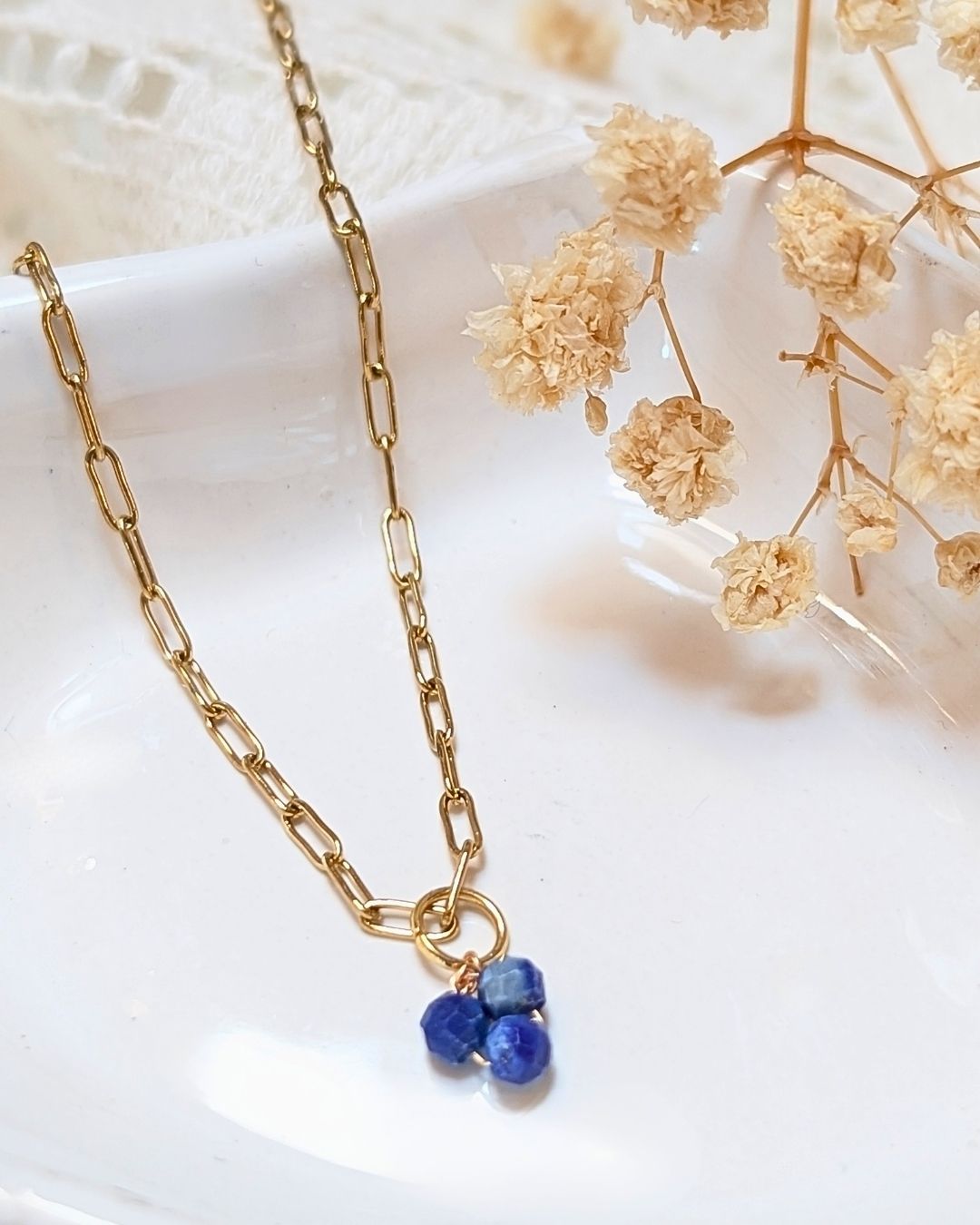 Collier Bertille — Chaîne à Maillons et Grappe de Pierres Naturelles en Acier Inoxydable Doré
