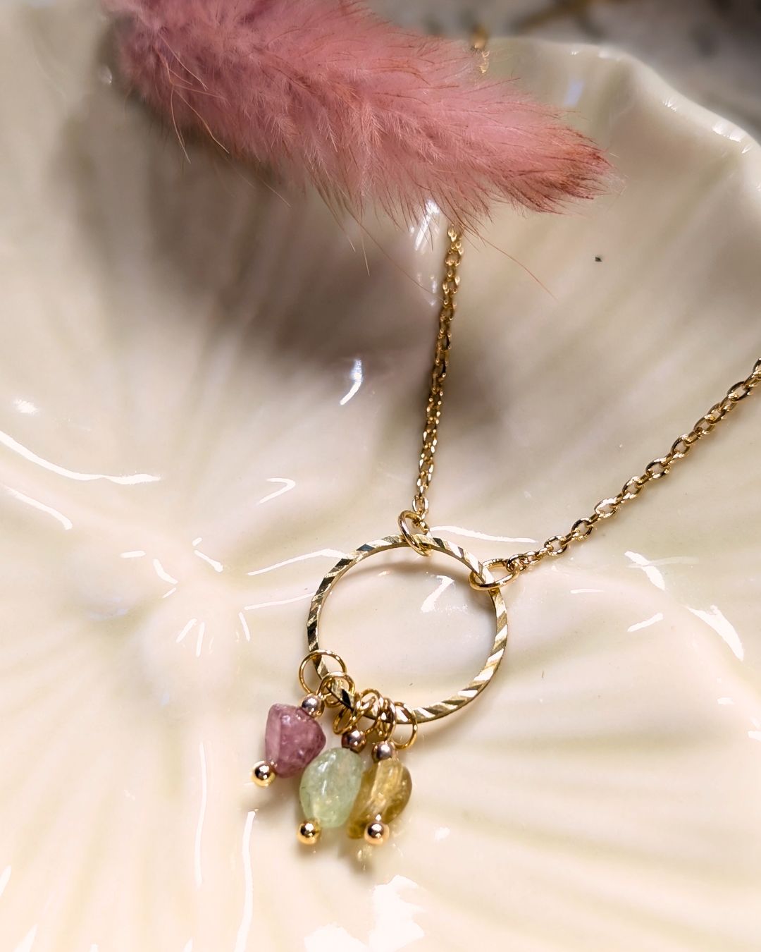 Collier Blossom — Pendentif Rond Ciselé et Grappe de Pierres Naturelles en Acier Inoxydable Doré