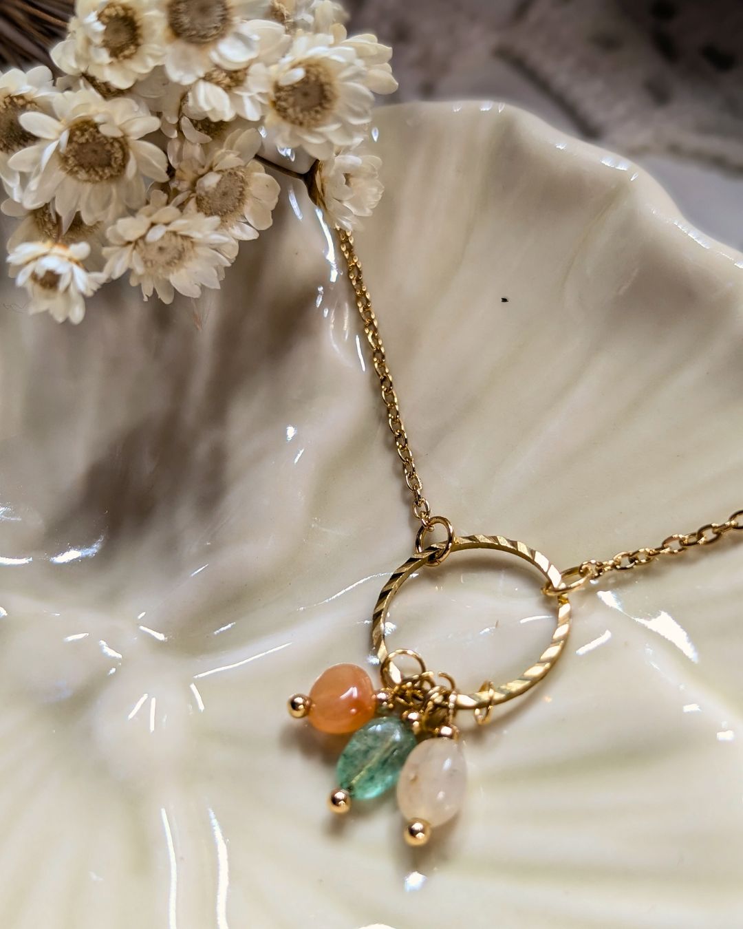 Collier Blossom — Pendentif Rond Ciselé et Grappe de Pierres Naturelles en Acier Inoxydable Doré