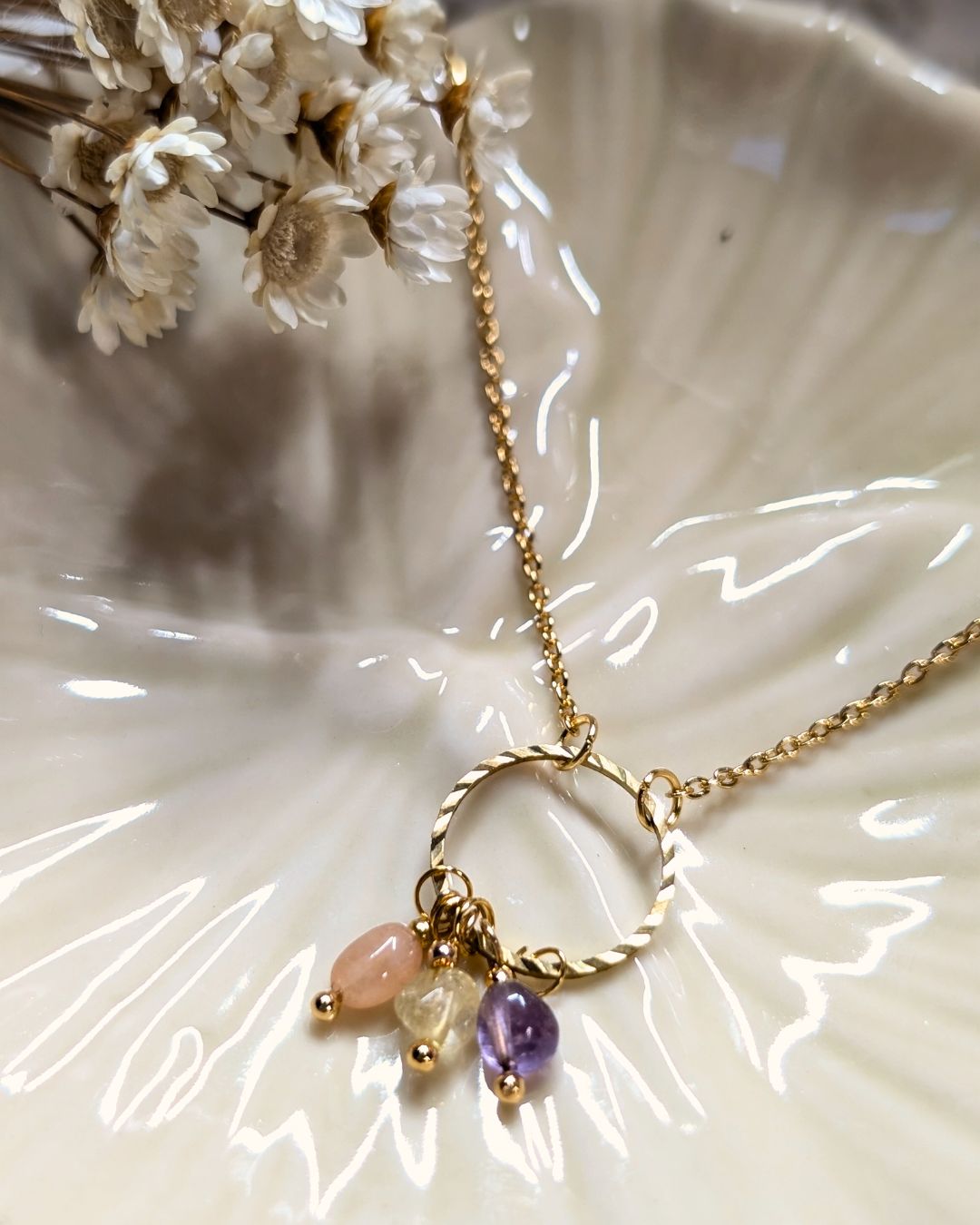 Collier Blossom — Pendentif Rond Ciselé et Grappe de Pierres Naturelles en Acier Inoxydable Doré
