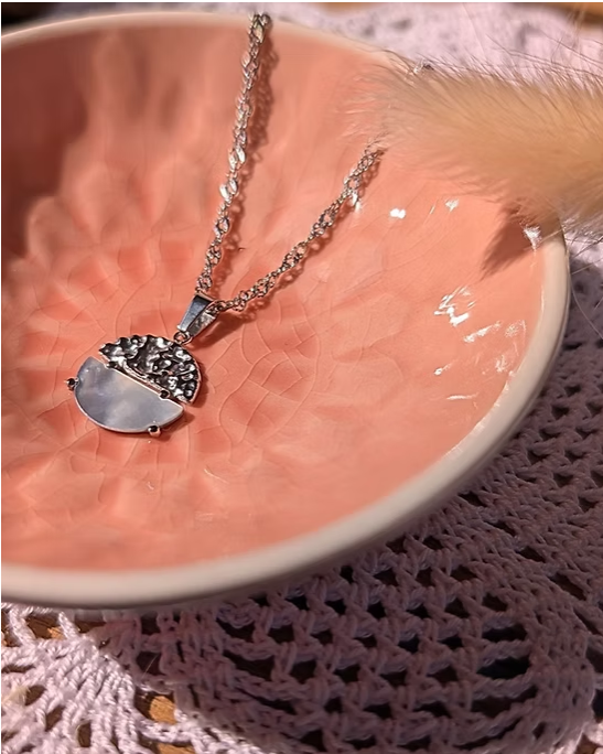 Collier Camilla — Médaillon Martelé & Nacre en Acier Inoxydable