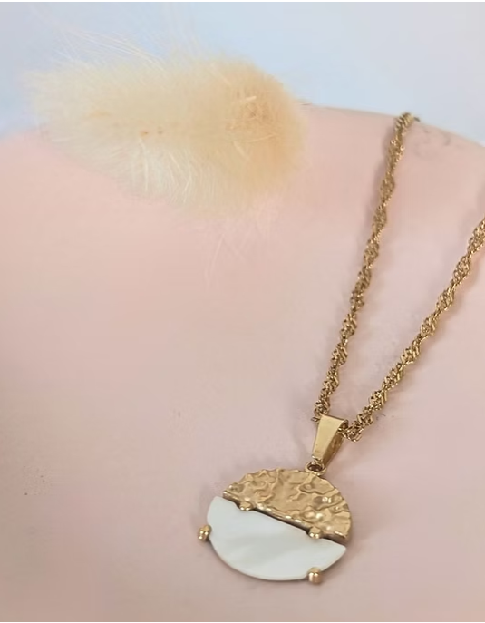 Collier Camilla — Médaillon Martelé & Nacre en Acier Inoxydable