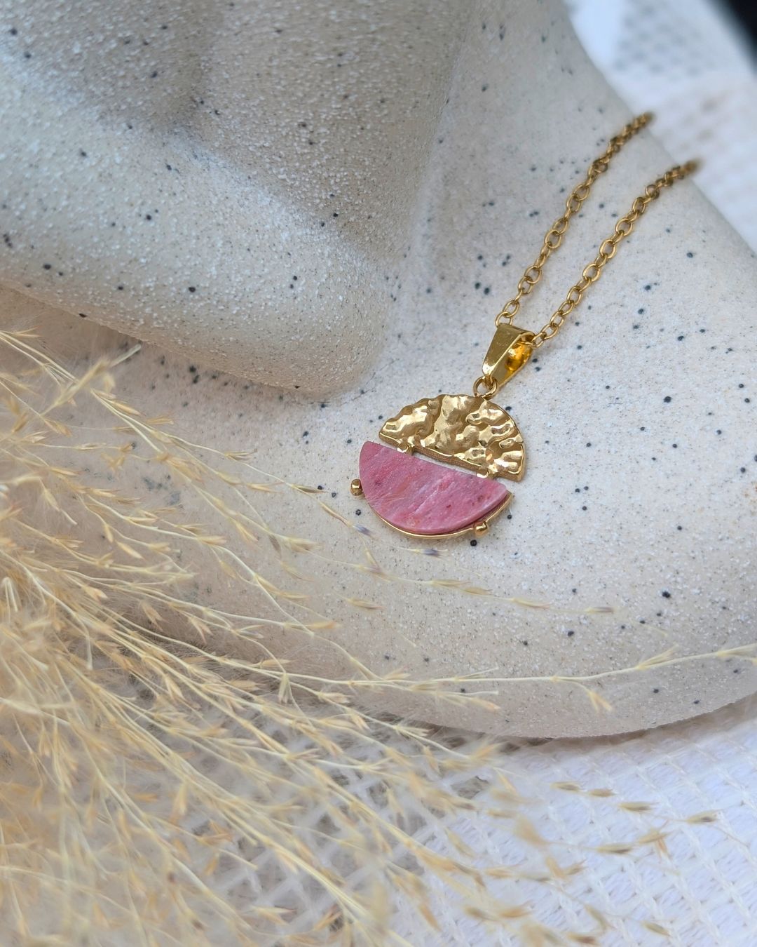 Collier Camilla — Pendentif Solaire Martelé et Pierre Rhodochrosite en Acier Inoxydable Doré