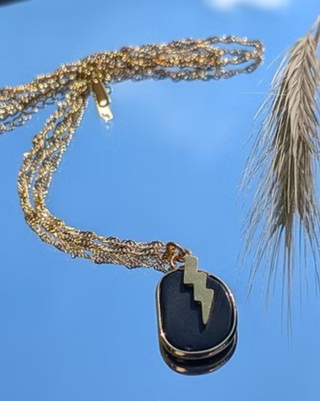 Collier chaîne torsadée Noor — Pendentif agate noire & éclair en acier inoxydable doré
