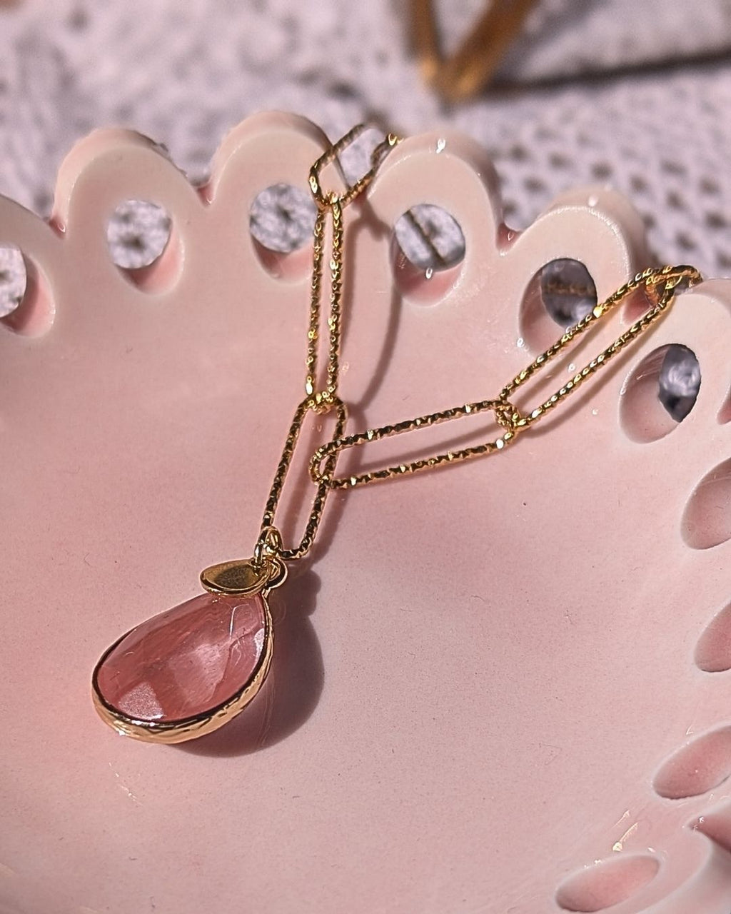 Collier Cherry — Chaîne Texturée et Pendentif Goutte en Pierre Naturelle en Acier Inoxydable Doré