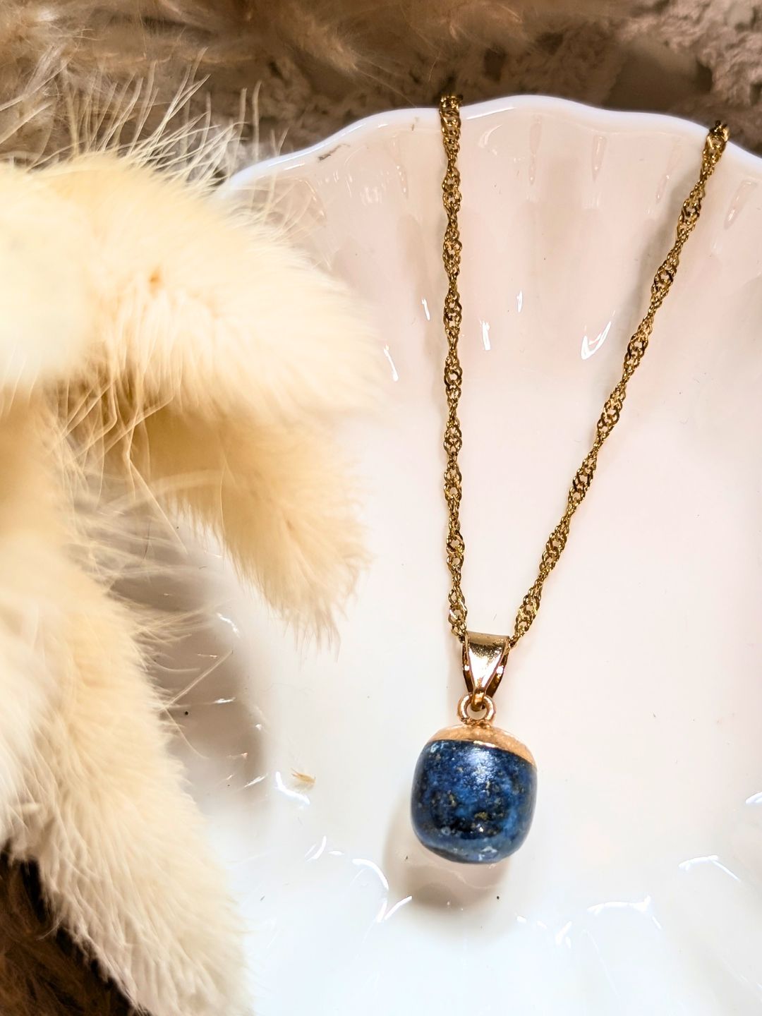 Collier Cyane - Chaîne en acier inoxydable doré et pierres naturelles