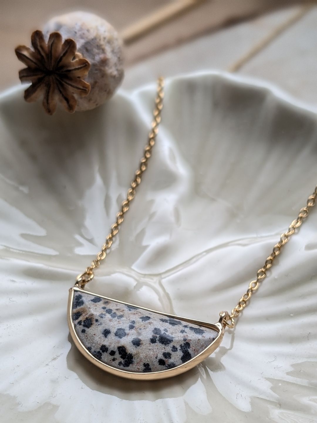 Collier demi-lune Rolly — Pendentif jaspe dalmatien & acier inoxydable doré