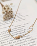 Collier Elowen — Perles Nacres & Anneau Ciselé en Acier Inoxydable Doré