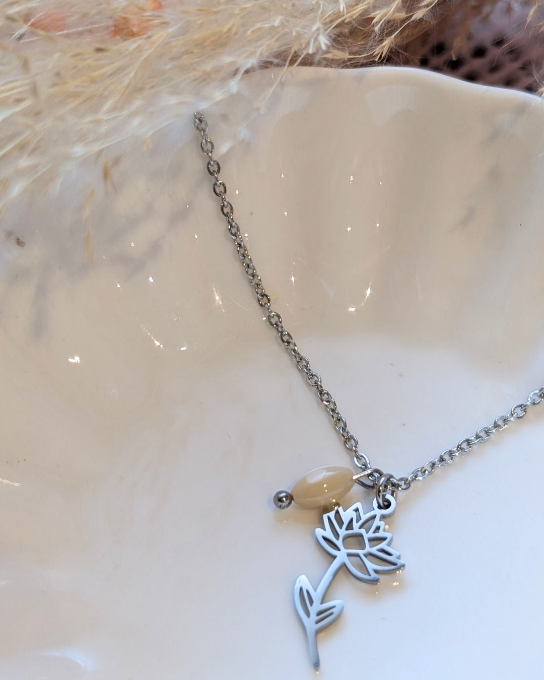 Collier Fleur de Naissance Juillet (Nénuphar) — Acier Inoxydable