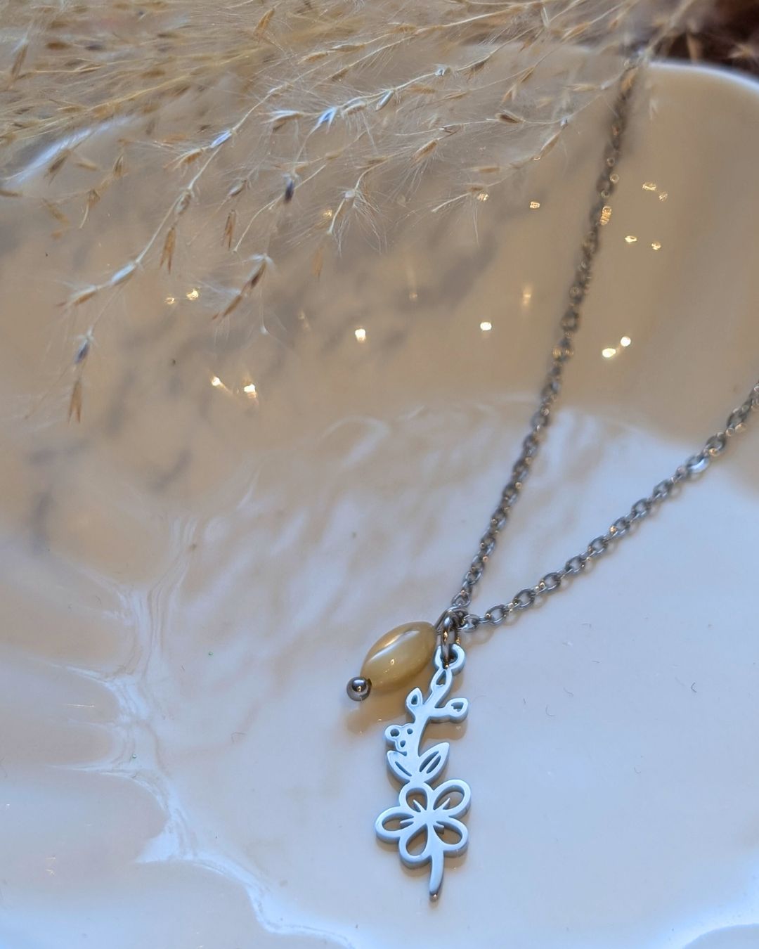 Collier Fleur de Naissance Mai (Aubépine) — Acier Inoxydable
