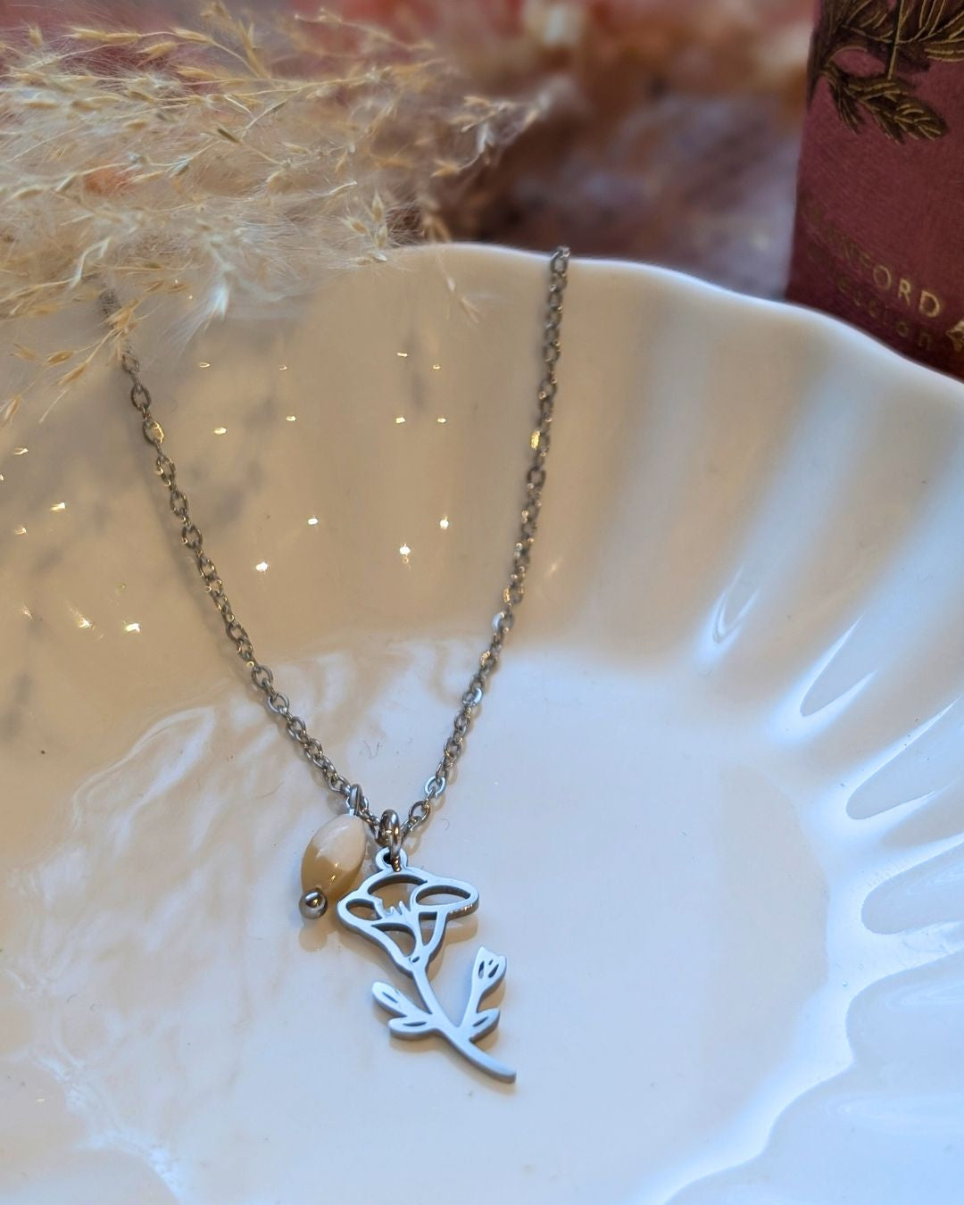 Collier Fleur de Naissance Mars (Jonquille) — Acier Inoxydable