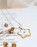 Collier Mélia — Pendentif Fleur Frangipanier en Nacre & Acier Inoxydable Doré