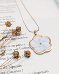 Collier Kala — Pendentif Fleur Sculptée en Nacre & Acier Inoxydable Doré