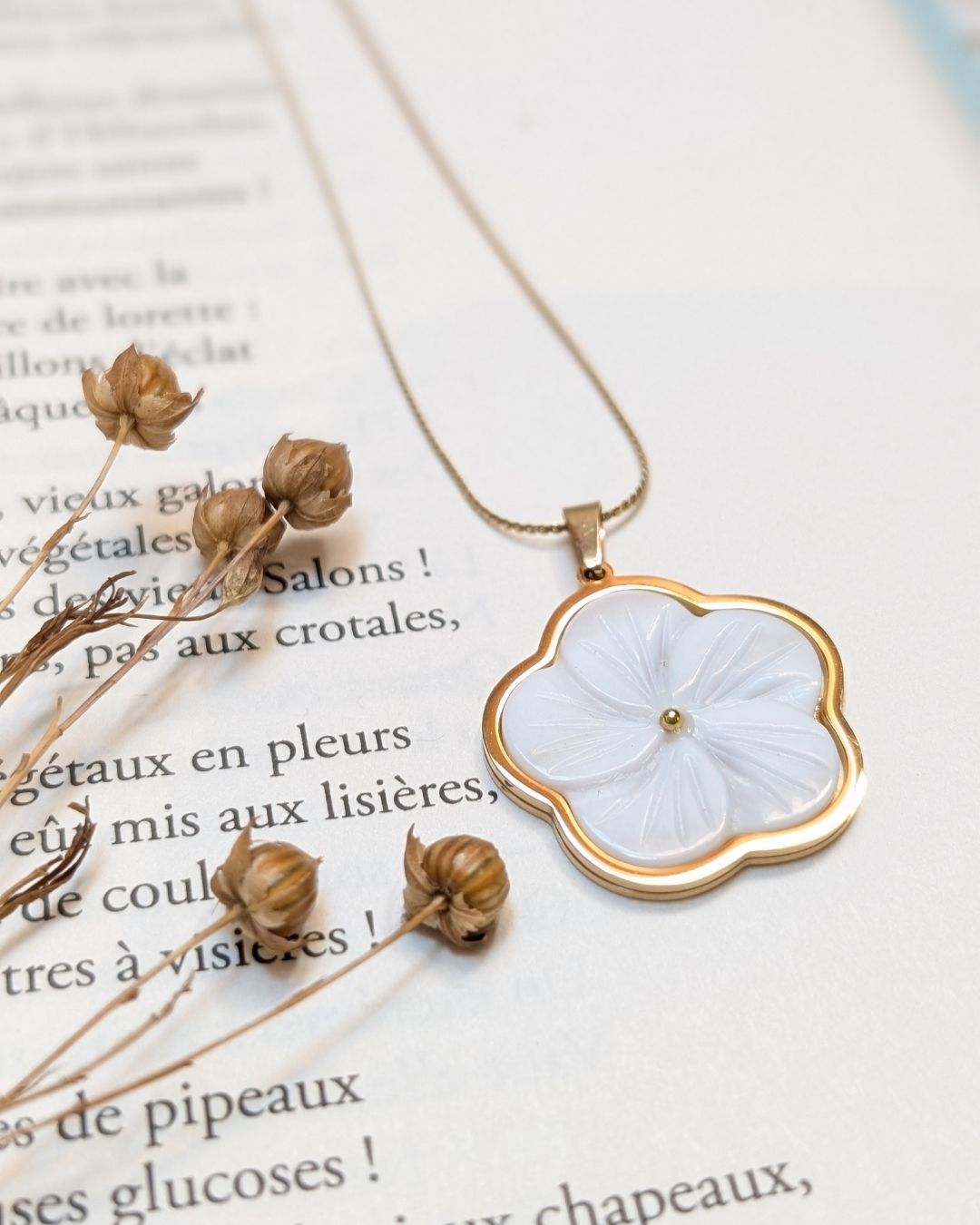 Collier Kala — Pendentif Fleur Sculptée en Nacre & Acier Inoxydable Doré