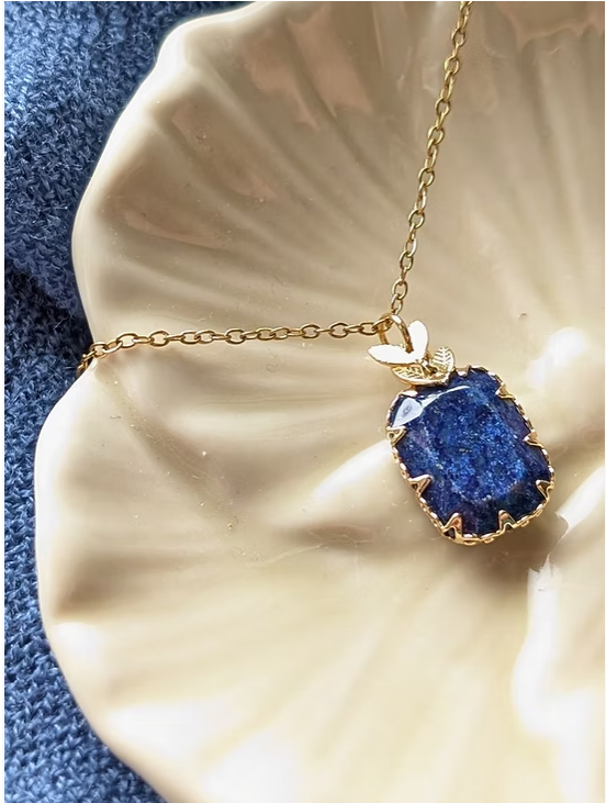 Collier Irina — Pendentif Serti Feuillage et Pierre Naturelle Facettée en Acier Inoxydable Doré