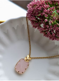 Collier Irina — Pendentif Serti Feuillage et Pierre Naturelle Facettée en Acier Inoxydable Doré