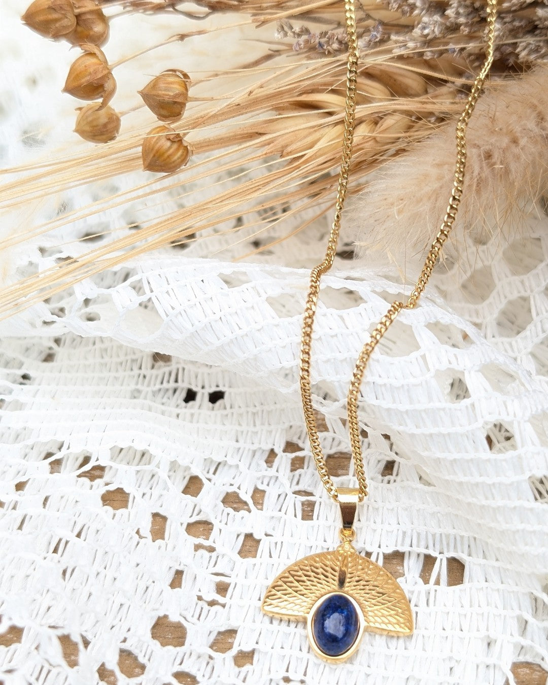 Collier Isis - chaîne en acier inoxydable doré et pendentif éventail pierre naturelle
