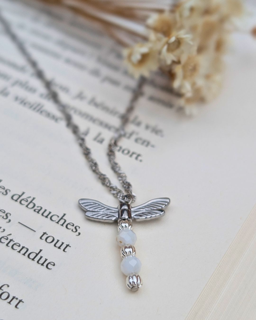 Collier Freya — Pendentif Libellule & Perles Facettées en Acier Inoxydable Argenté