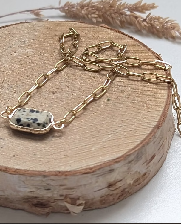 Collier maille rectangle Perdita — Pierre jaspe dalmatien & acier inoxydable doré