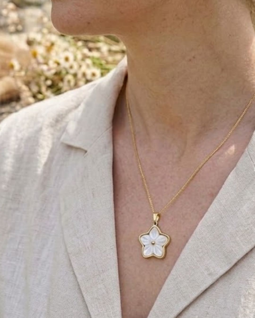 Collier Mélia — Pendentif Fleur Frangipanier en Nacre & Acier Inoxydable Doré