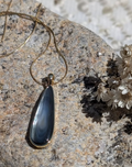 Collier Poenui — Pendentif Goutte Nacre Grise & Acier Inoxydable Doré