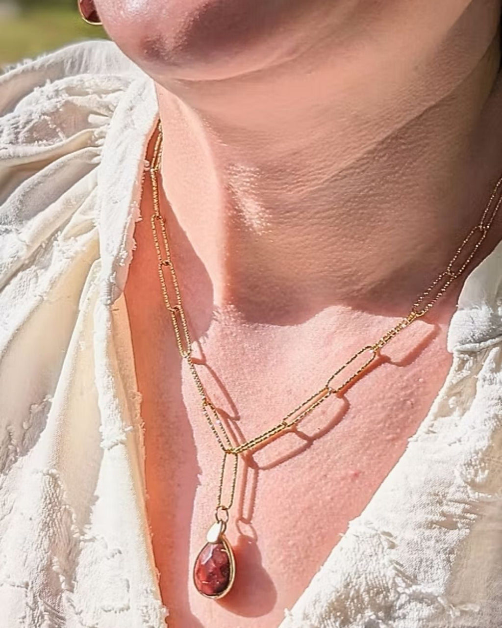 Collier Cherry — Chaîne Texturée et Pendentif Goutte en Pierre Naturelle en Acier Inoxydable Doré