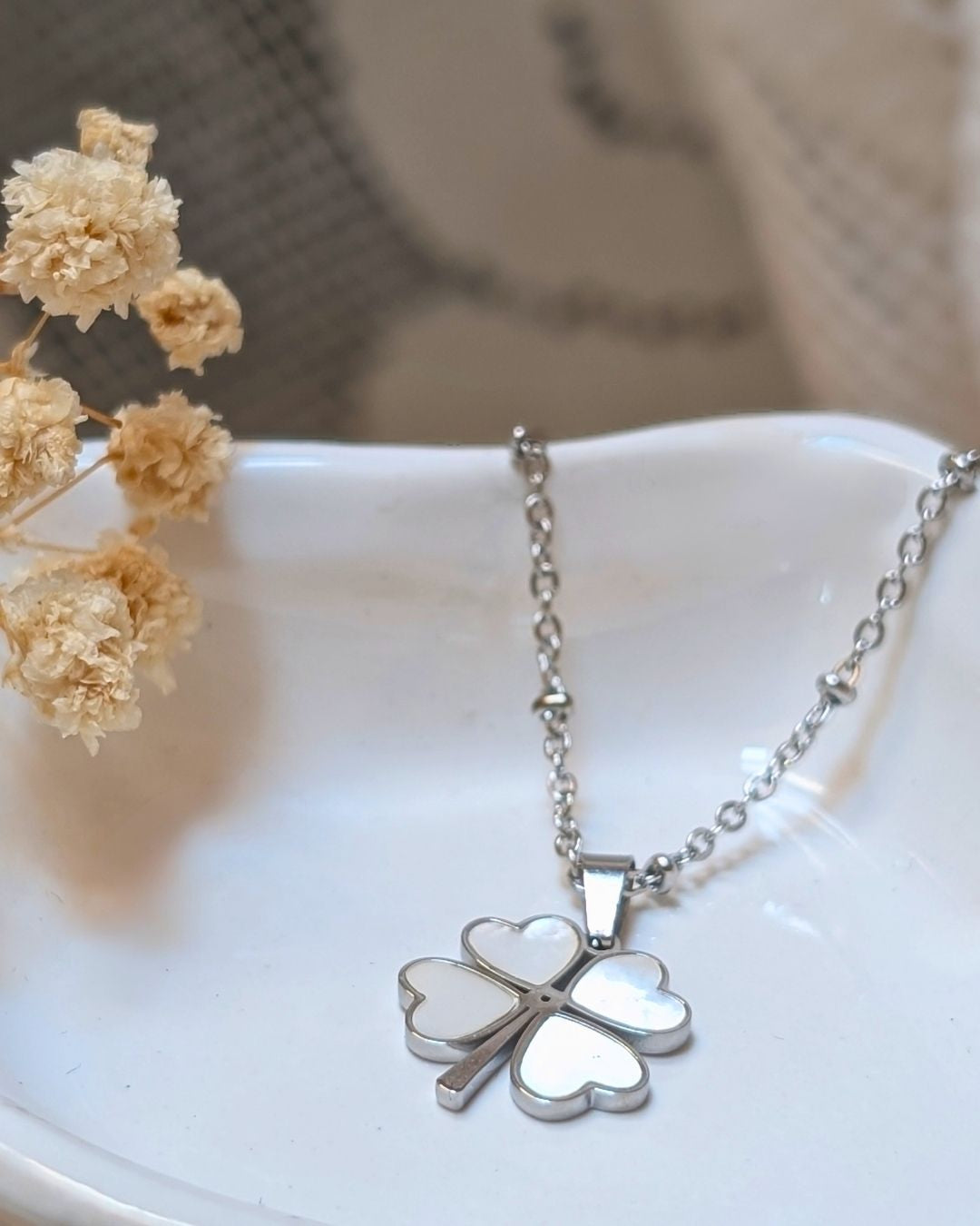 Collier Maeve — Pendentif Trèfle Nacre & Acier Inoxydable