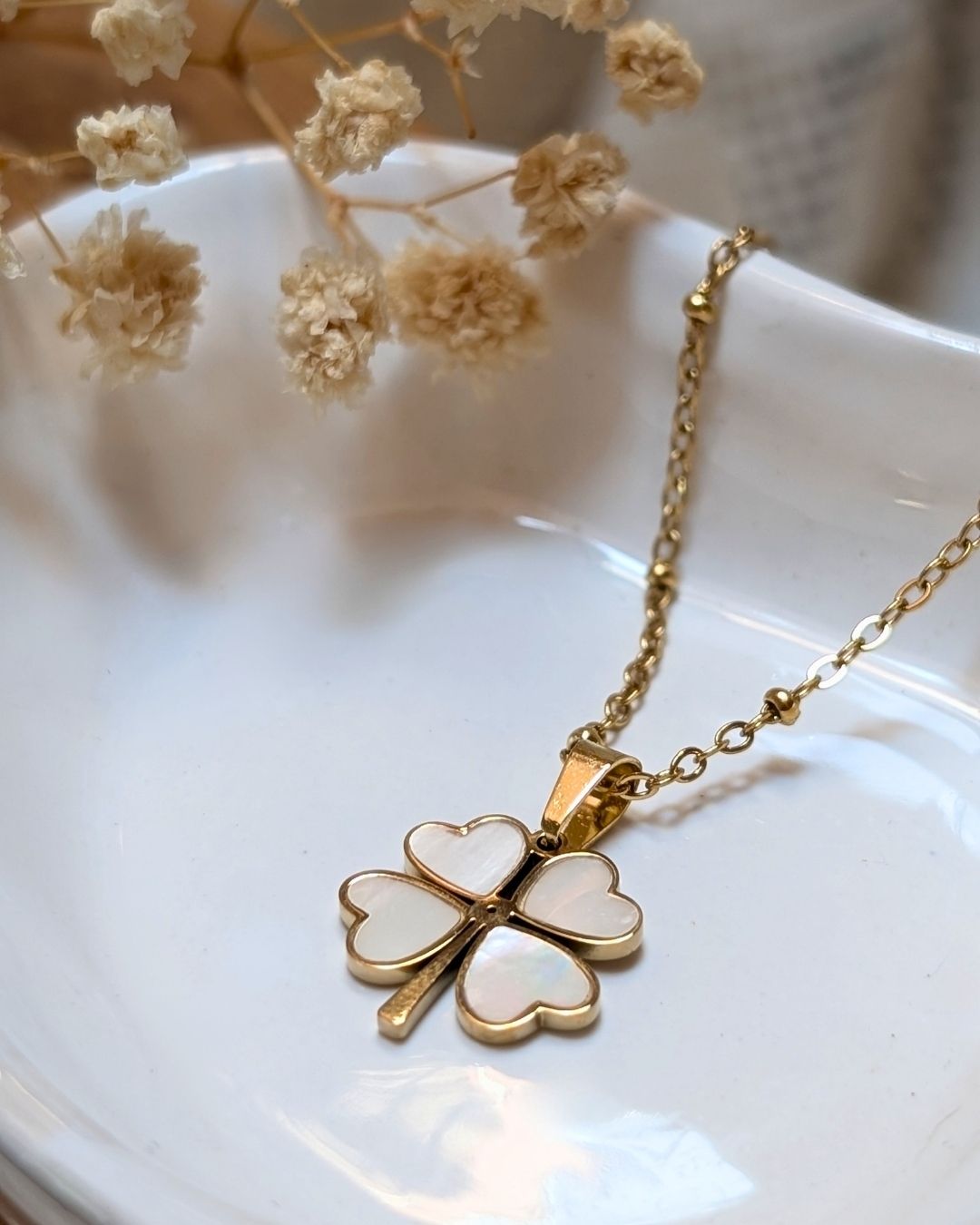 Collier Maeve — Pendentif Trèfle Nacre & Acier Inoxydable
