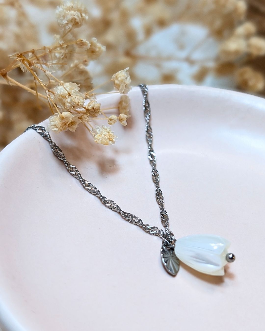 Collier Laleh — Pendentif Tulipe Sculptée en Nacre & Acier Inoxydable