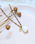 Collier Laleh — Pendentif Tulipe Sculptée en Nacre & Acier Inoxydable