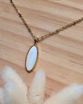 Collier Victoria — Pendentif Ovale en Nacre Blanche et Chaîne Satellite en Acier Inoxydable Doré