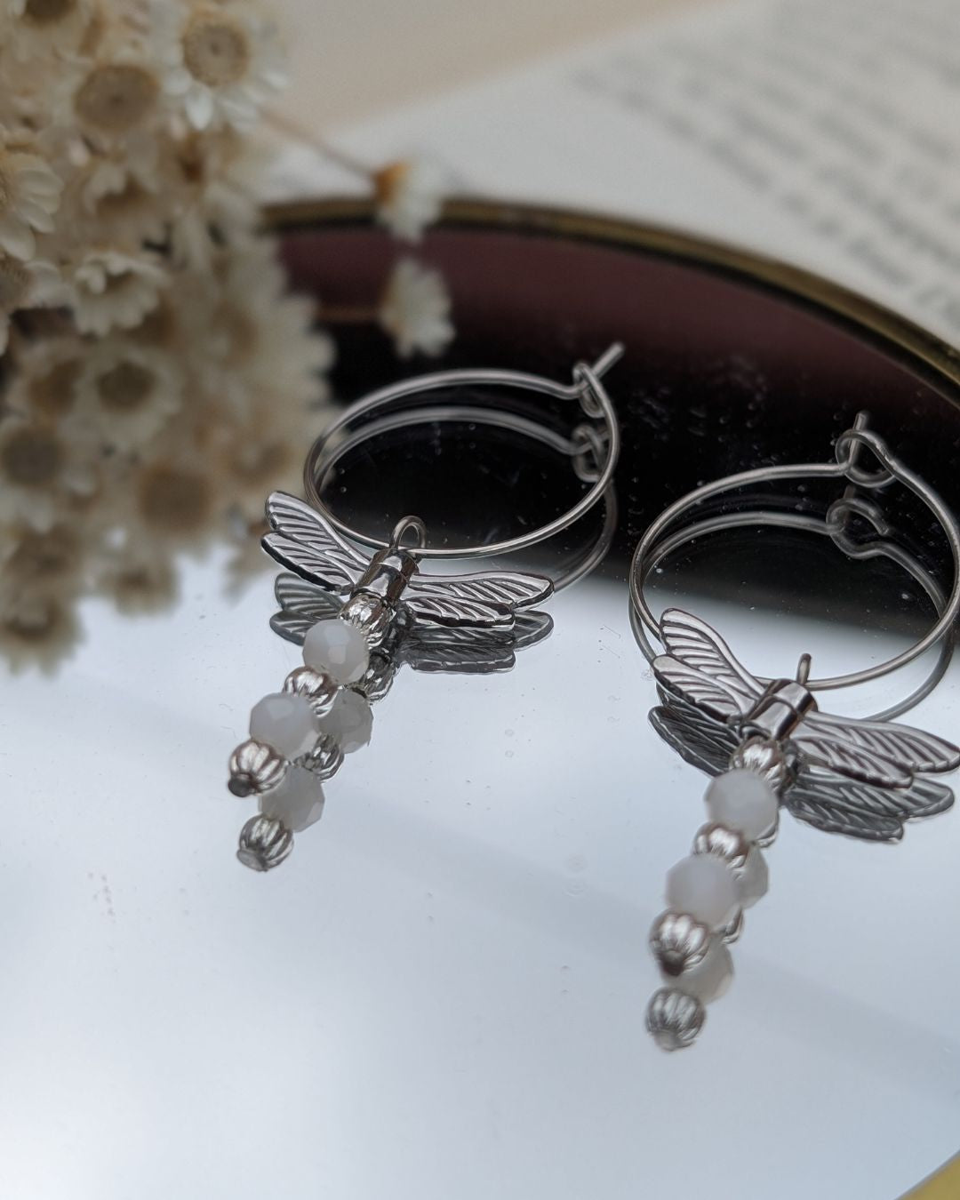 Créoles Freya — Pendentif Libellule & Perles Facettées en Acier Inoxydable