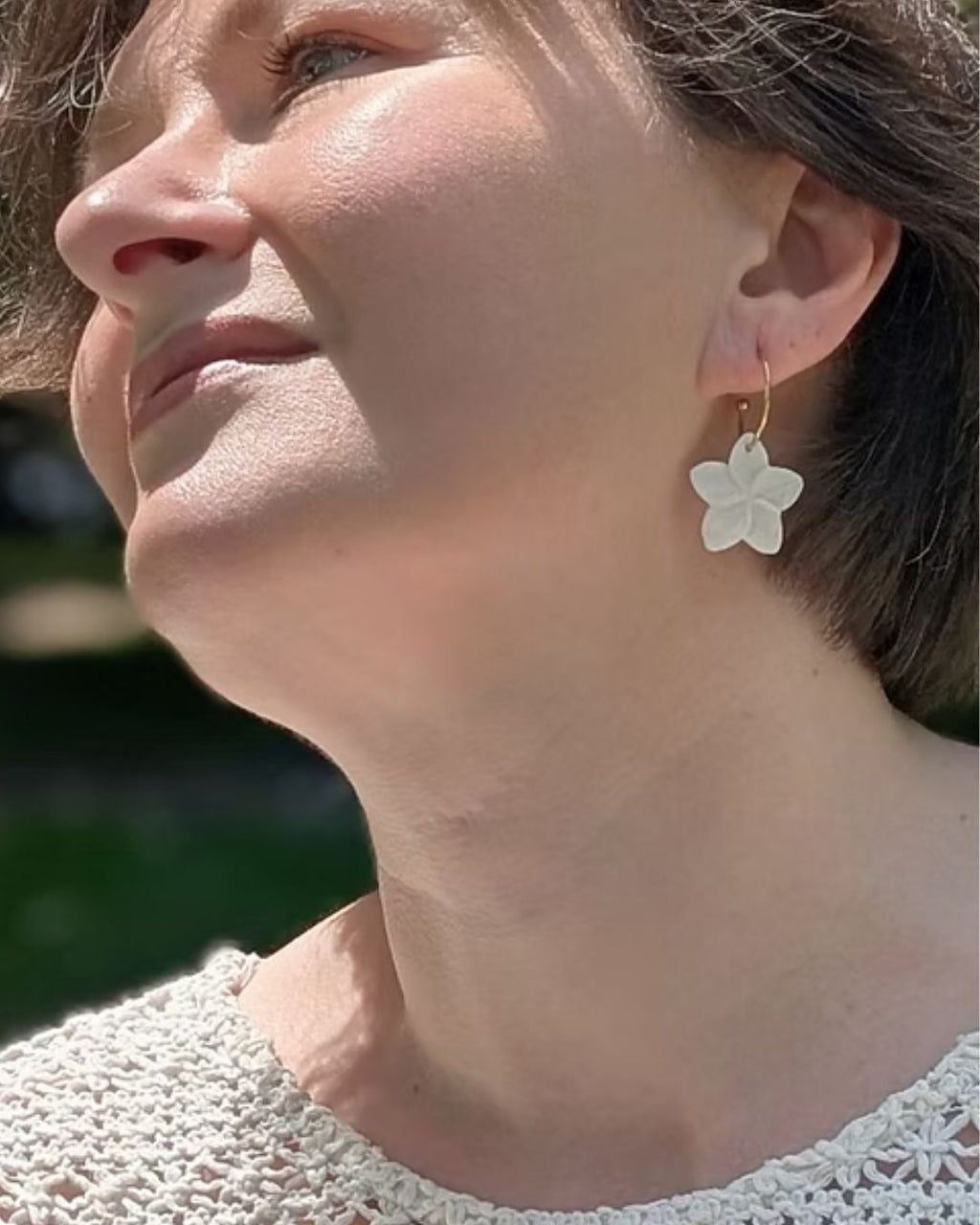 Créoles Tala — Fleur de Frangipanier en Nacre Sculptée et Acier Inoxydable