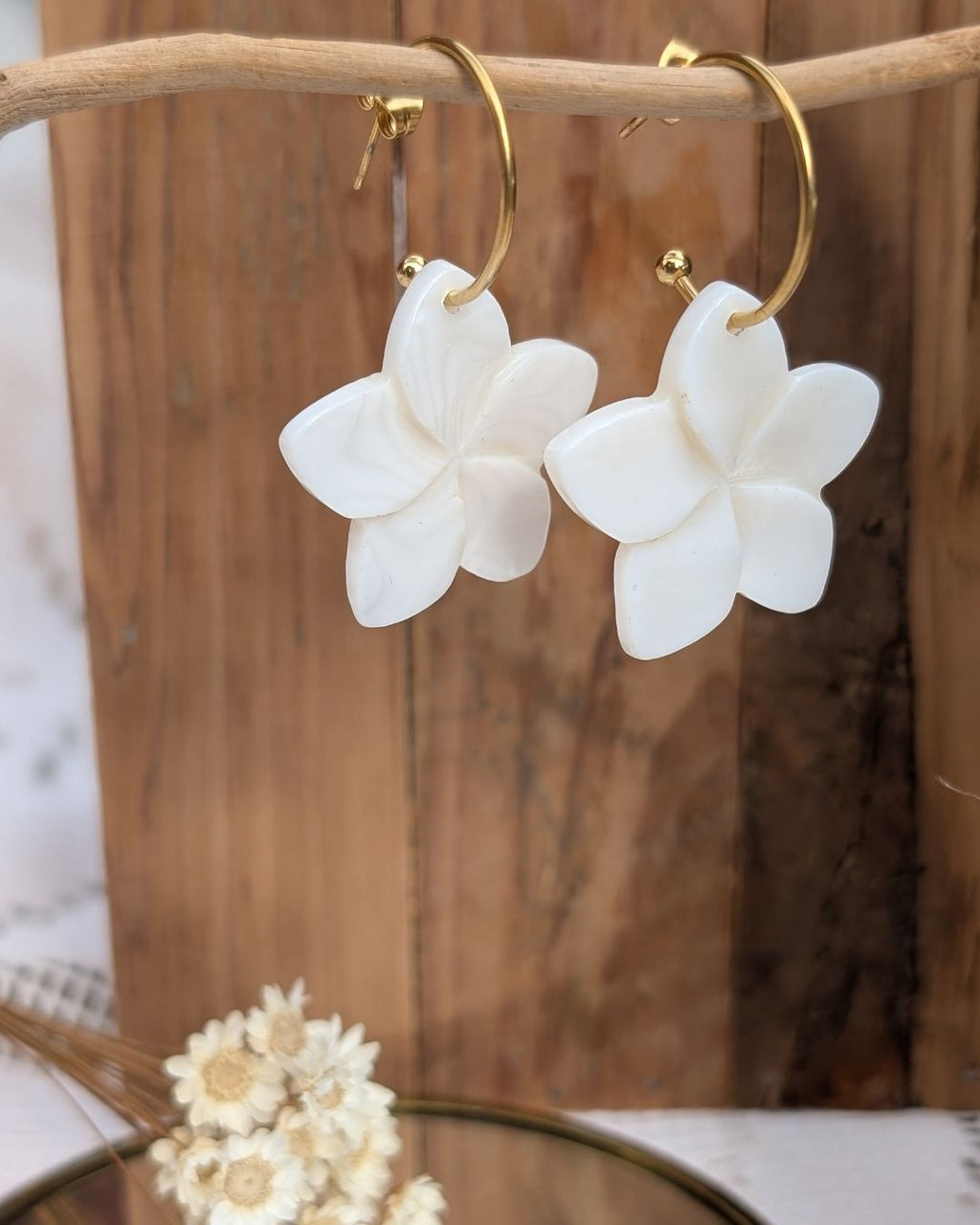Créoles Tala — Fleur de Frangipanier en Nacre Sculptée et Acier Inoxydable