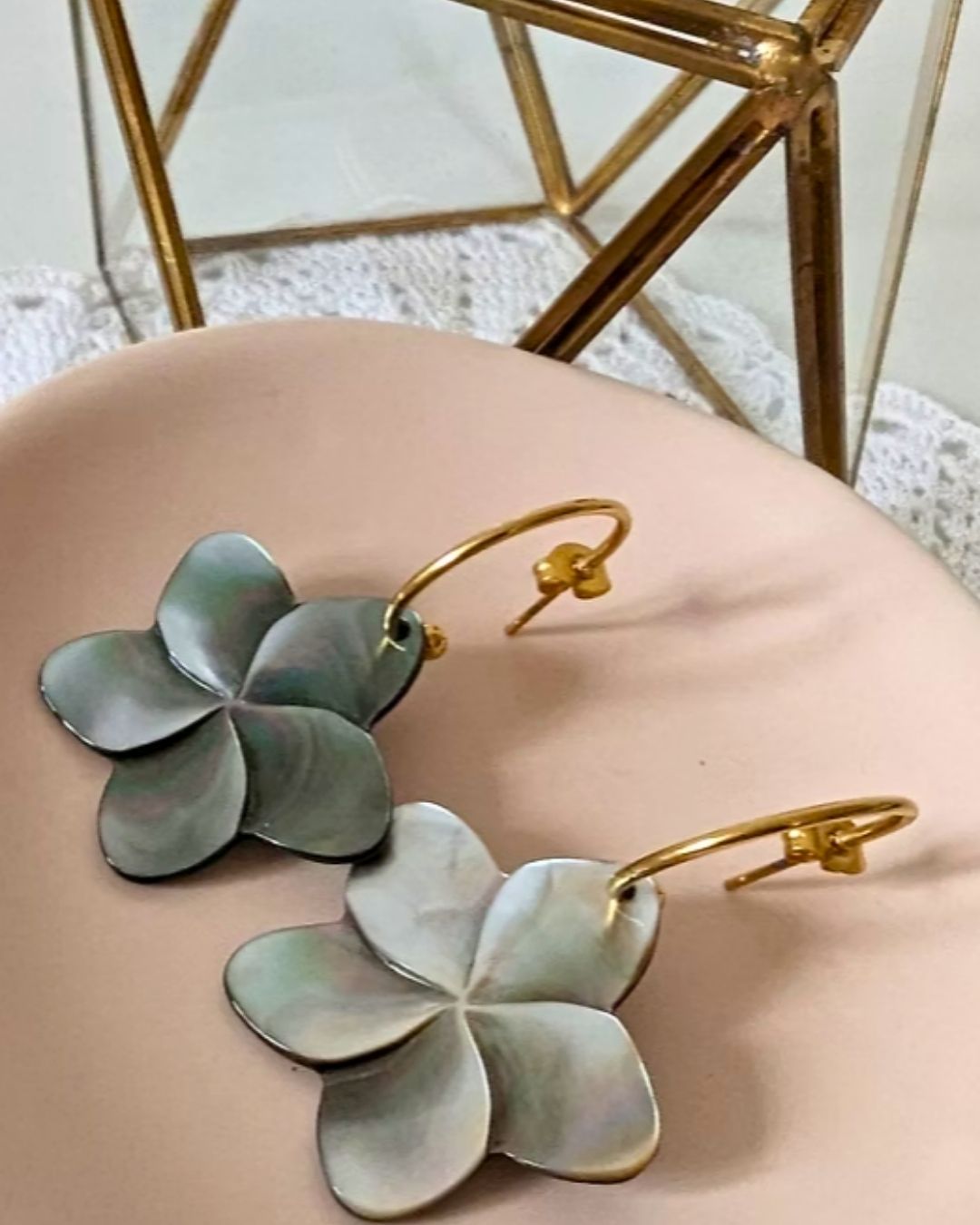 Créoles Tala — Fleur de Frangipanier en Nacre Sculptée et Acier Inoxydable