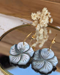 Créoles Thaïs — Fleur Sculptée en Nacre Grise et Acier Inoxydable Doré