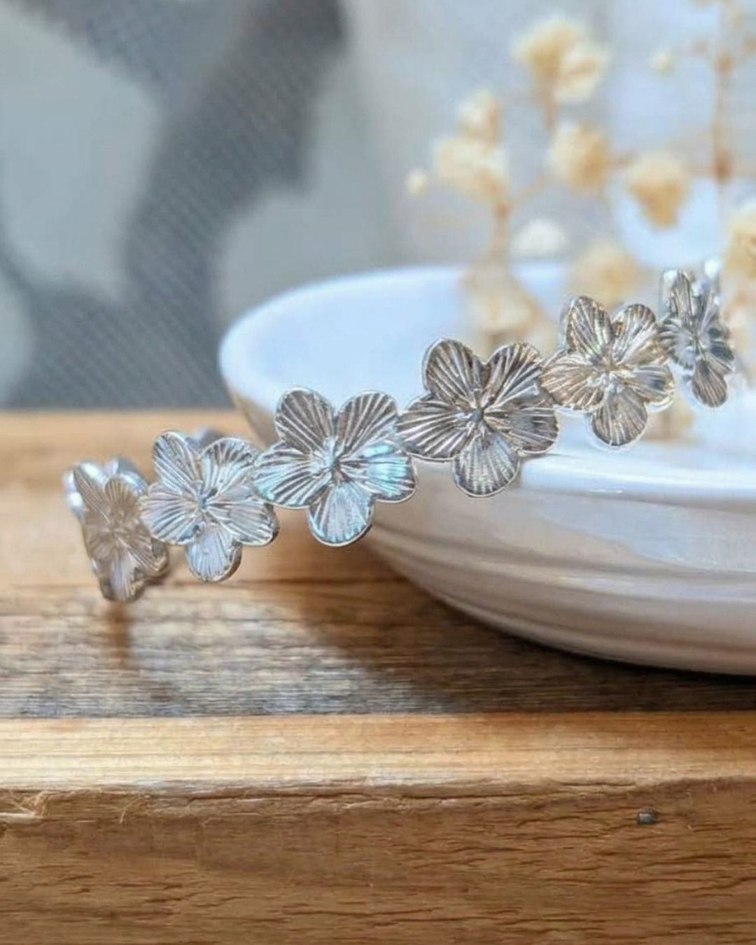 Jonc Ona en acier inoxydable — Bracelet fleur strié