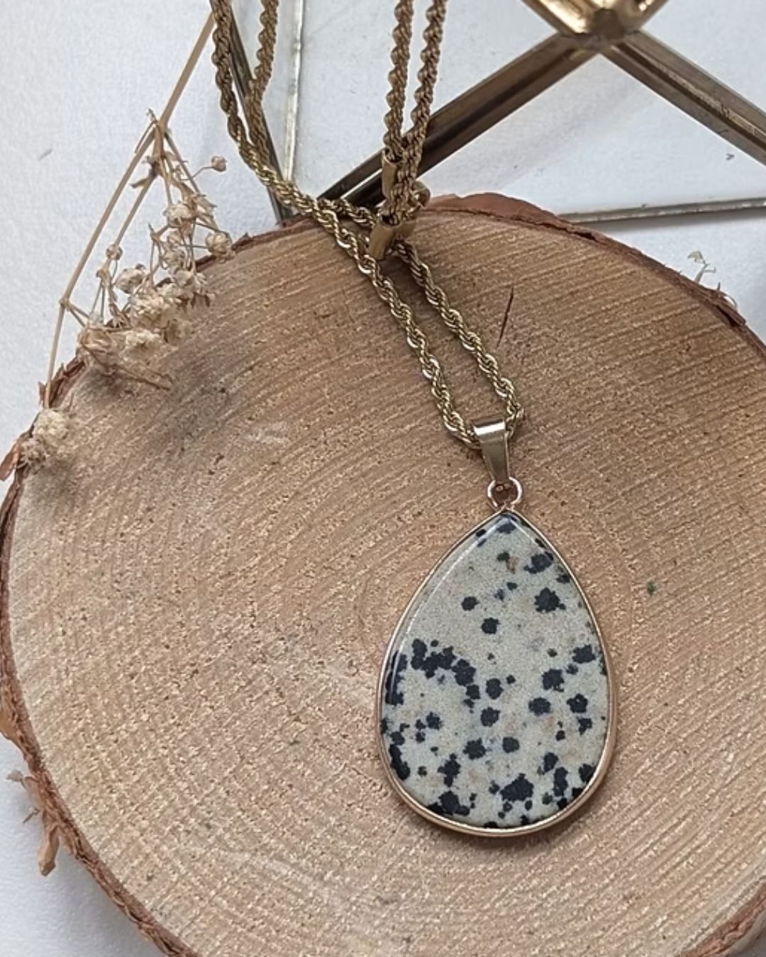 Sautoir Perdita — Pendentif goutte en jaspe dalmatien & chaîne torsadée en acier inoxydable doré