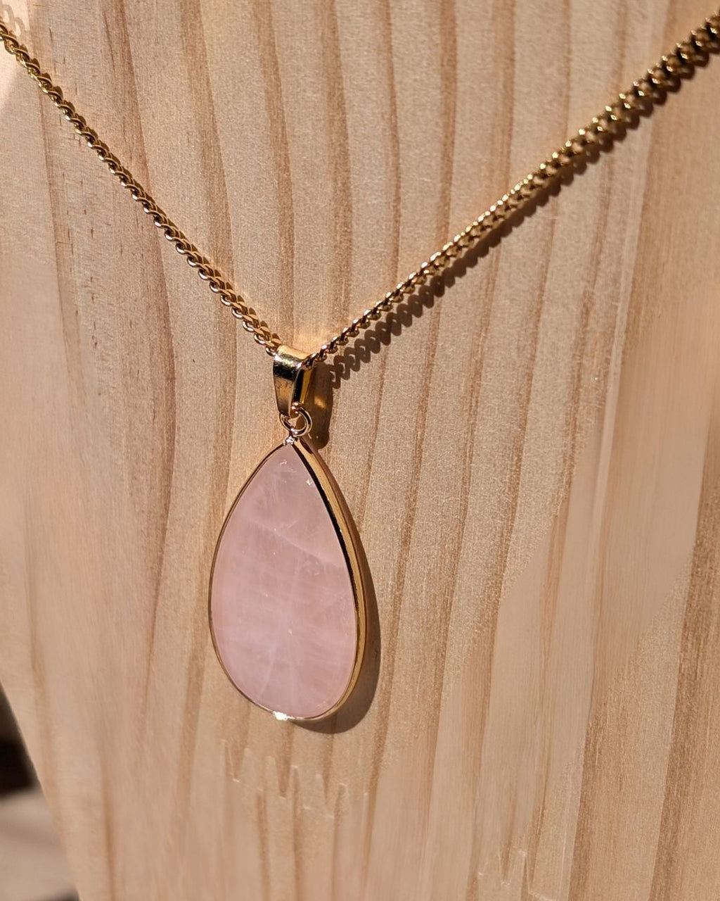 Sautoir Edwige — Long Collier Pendentif Goutte en Pierre Naturelle et Acier Inoxydable Doré