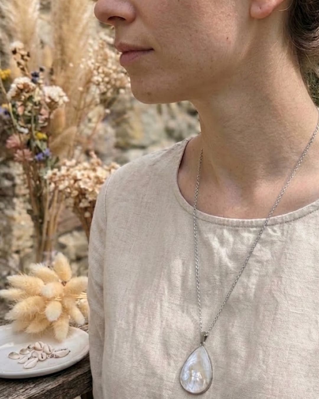 Sautoir Esther — Grand Pendentif Goutte en Nacre Mosaïque & Acier Inoxydable Argenté
