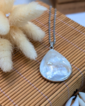 Sautoir Esther — Grand Pendentif Goutte en Nacre Mosaïque & Acier Inoxydable Argenté