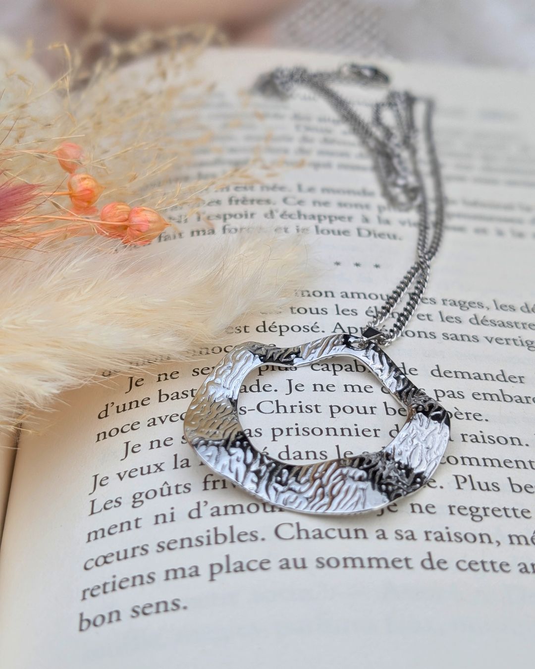 Sautoir médaillon martelé Roxane — Acier inoxydable