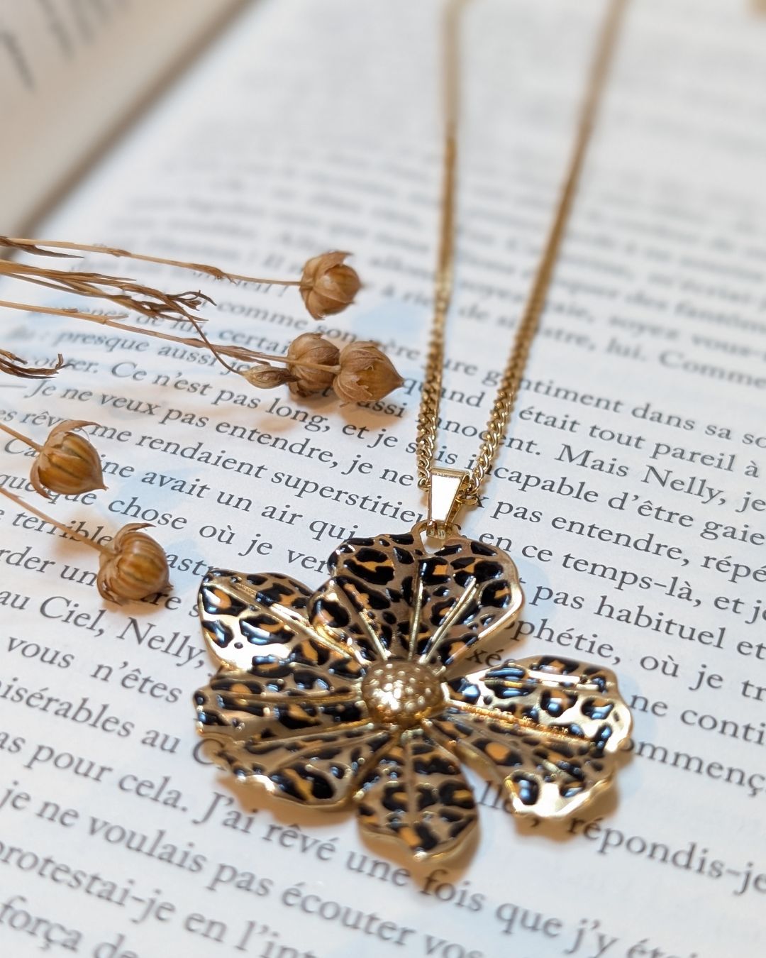 Sautoir Nemera — Fleur motif léopard et acier inoxydable doré