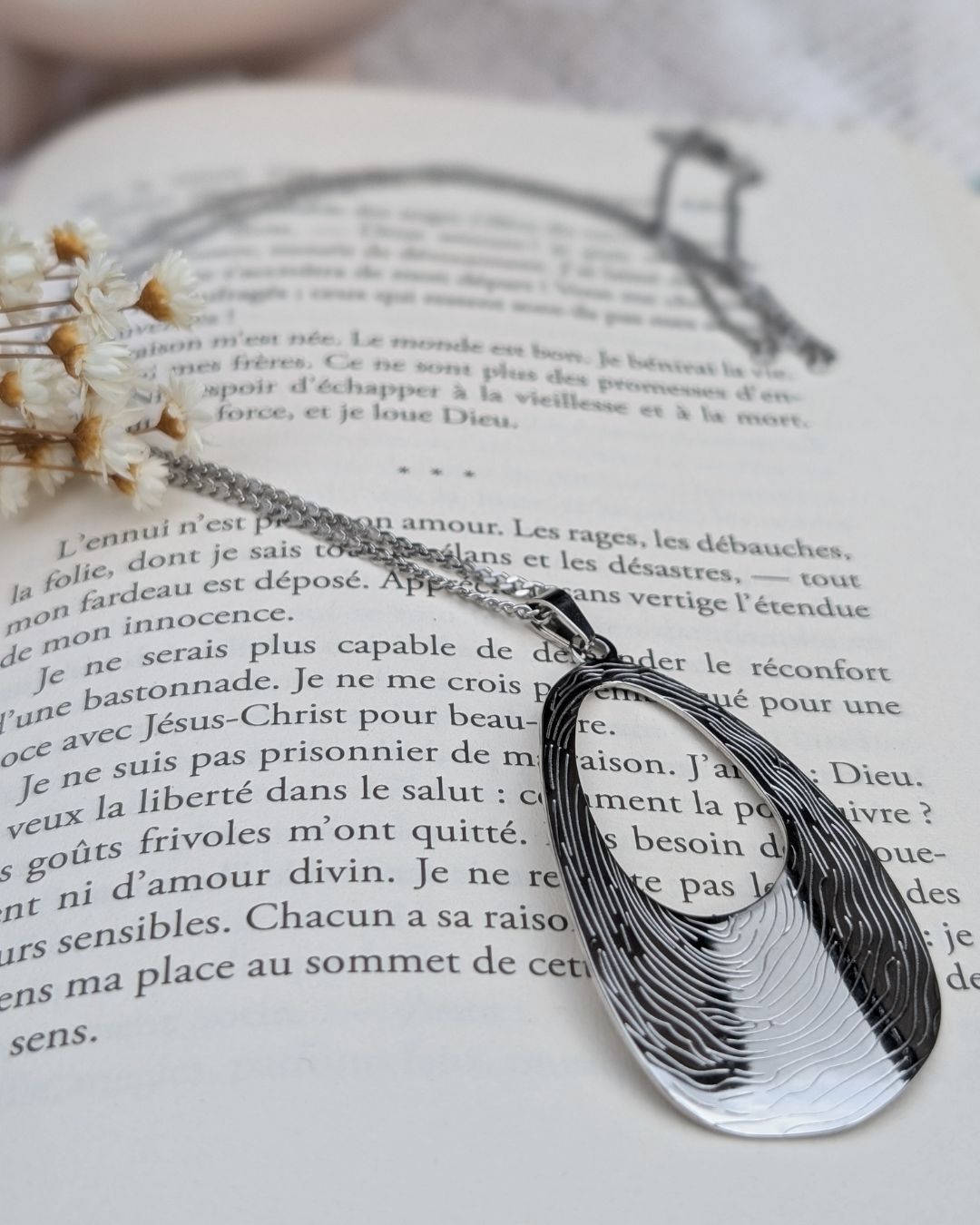 Sautoir Carolann — Pendentif goutte gravée Acier inoxydable