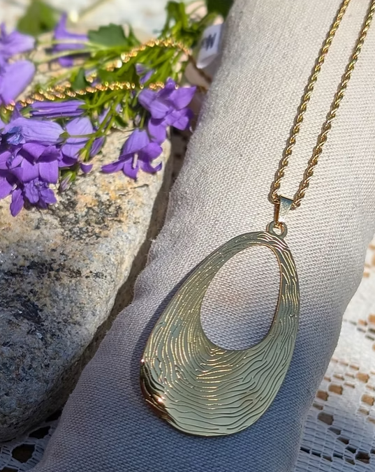 Sautoir Carolann — Pendentif goutte gravée Acier inoxydable